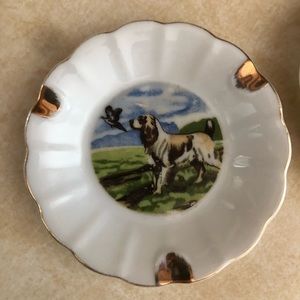 Pair with of vintage glass ashtrays with picture of a hunting dog.